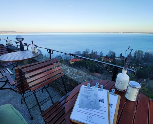 Panoráma a tihanyi Apátsági Rege Cukrászda teraszáról - az Olyanjó fotója