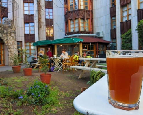Ez itt a kert, vagy legalábbis egy része. Plusz sör. - Bereg Embassy Bar & Coffee - az Olyanjó! fotója