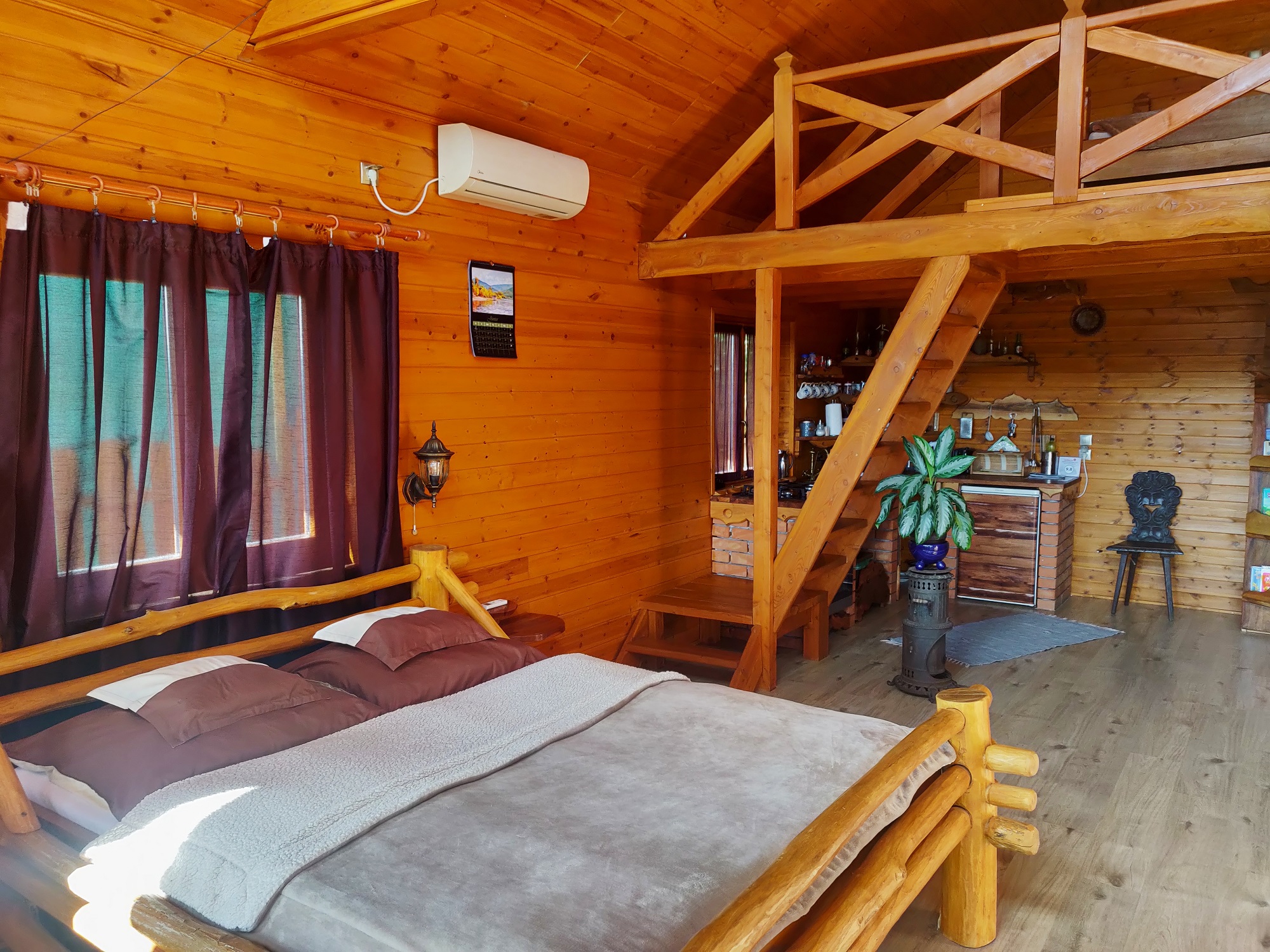 Cedrus_Vendeghaz_Zebegeny_(22) A rönkház kedves enteriőrje - az Olyanjó saját képe
