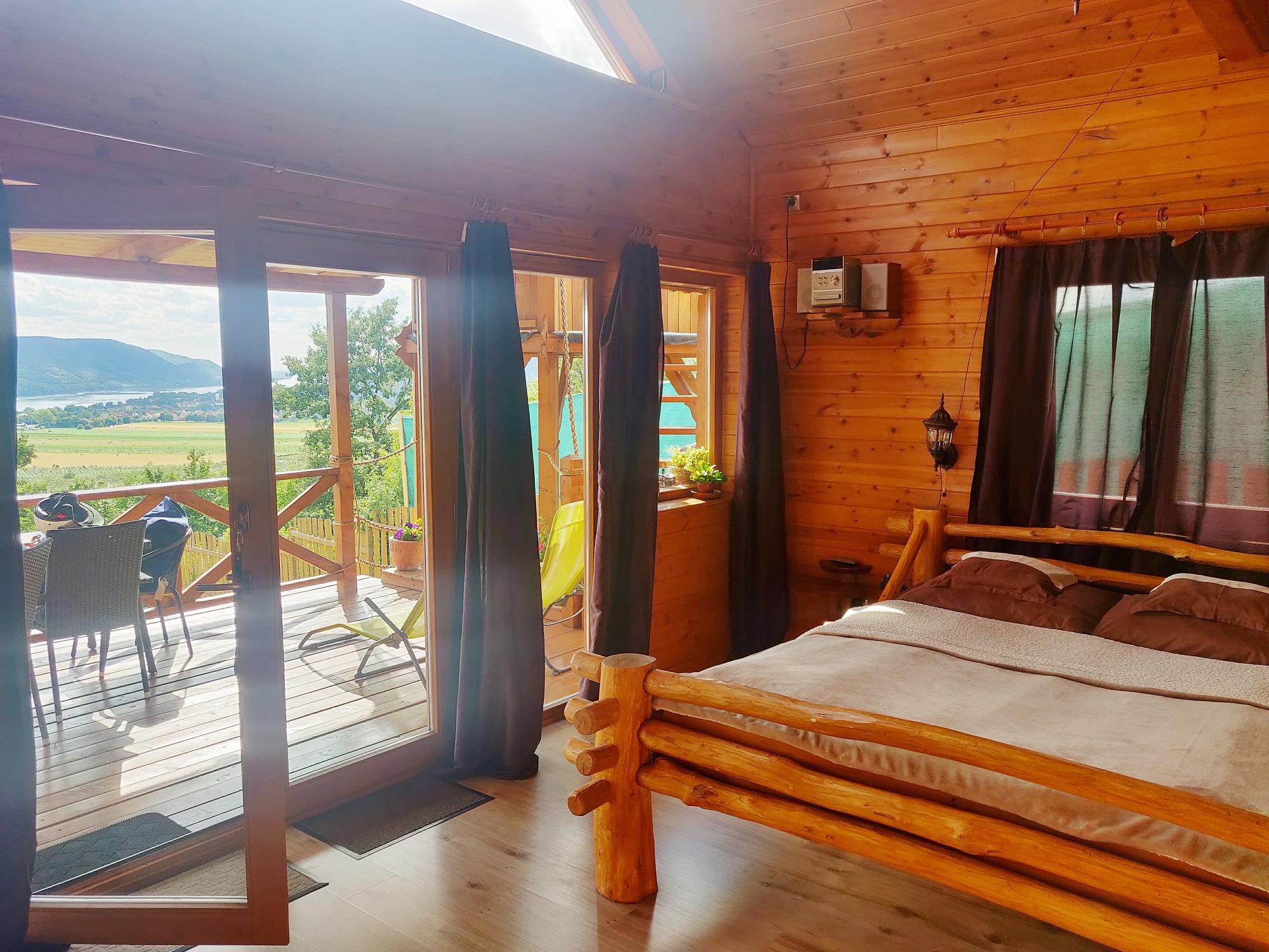 Cedrus_Vendeghaz_Zebegeny_(24) A földszinti franciaágy - az Olyanjó saját képe