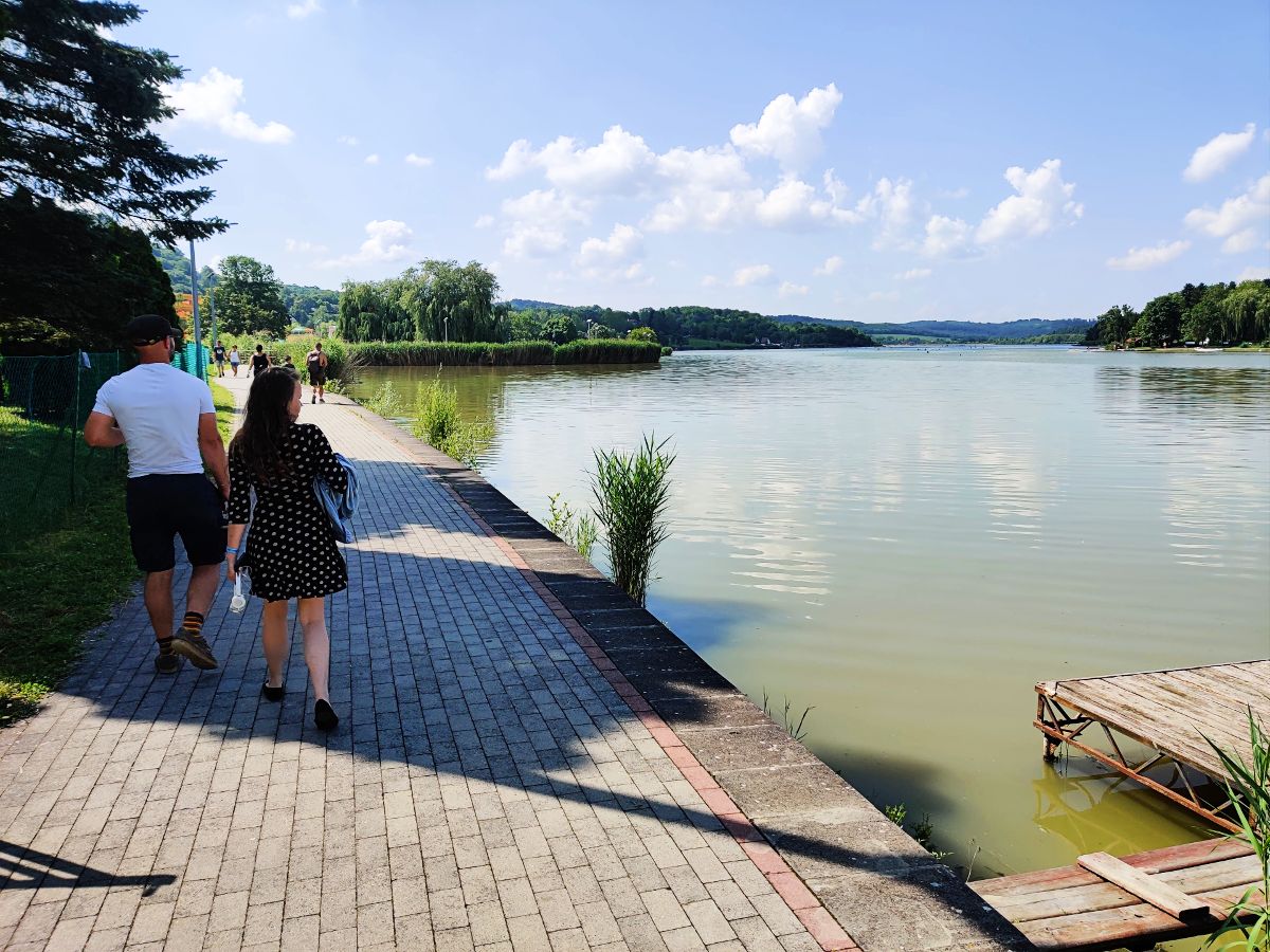 A tó egy részén kiépített sétány vezet körbe, ahol lehet romcsizni - Orfű - az Olyanjó! fotója
