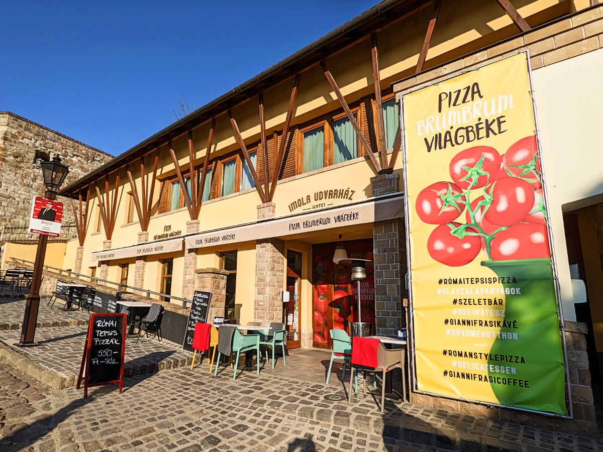 Közvetlenül az egri vár bejáratánál fekszik - Pizza Brumbrum Világbéke - az Olyanjó! fotója
