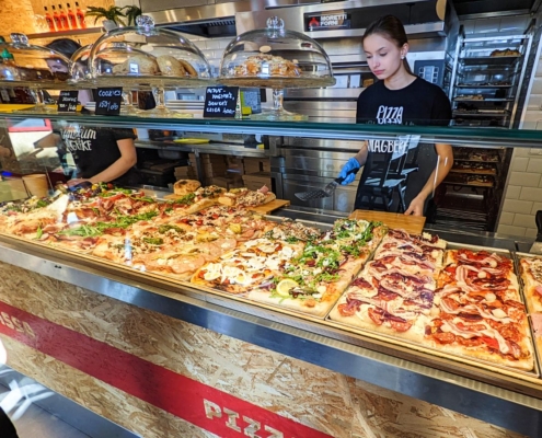 A római típusú pizzaszeletek a pultban várják gazdájukat - Pizza Brumbrum Világbéke - az Olyanjó! fotója