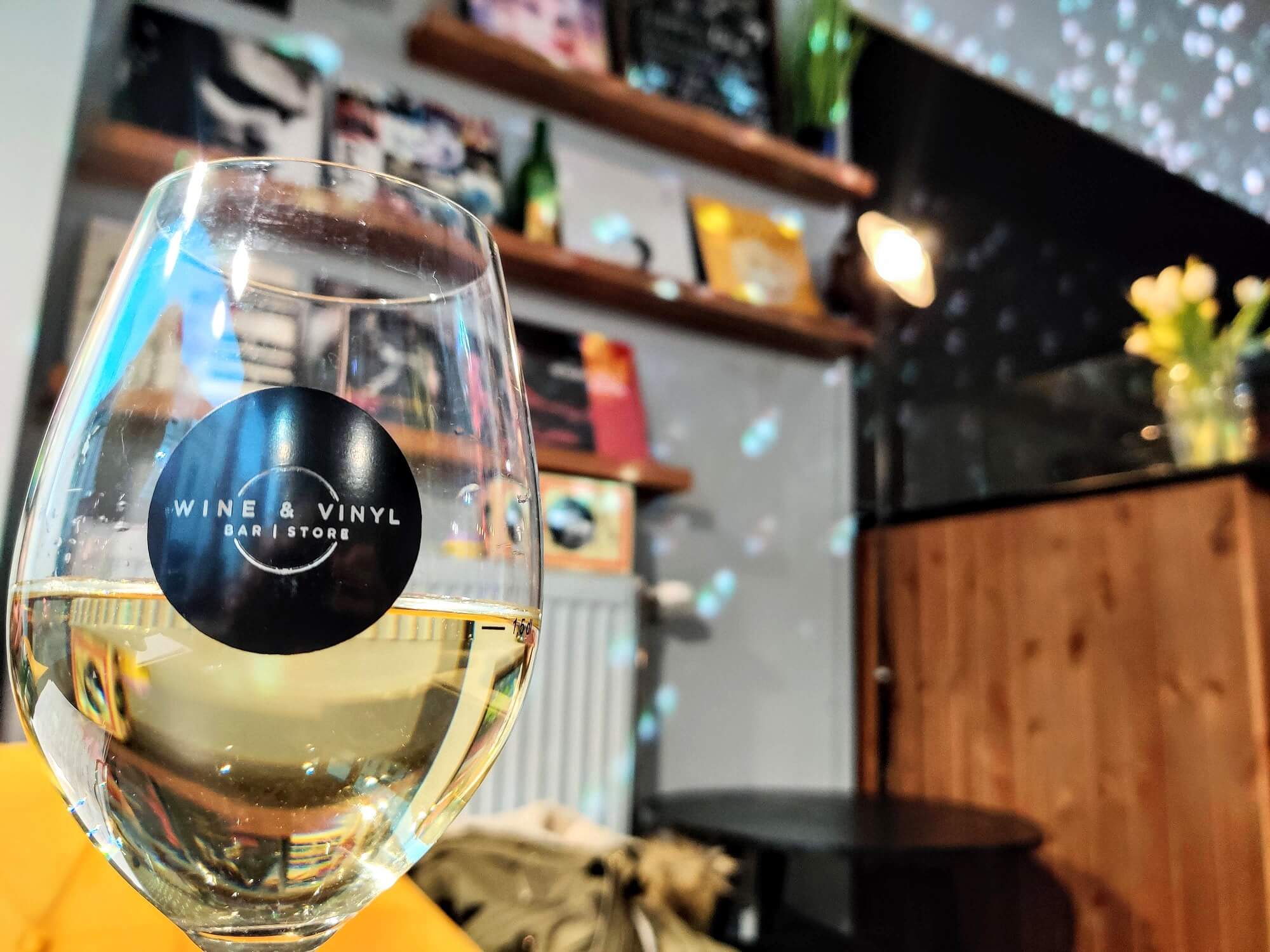 Fincsi fehér bor a nap végén a Wine & Vinylben - az Olyanjó! fotója