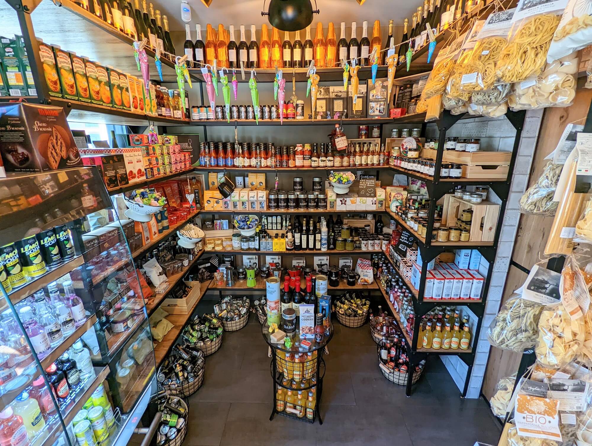 Prémium delikát kínálat tömött polcokkal - Dabas Deli - az Olyanjó! fotója
