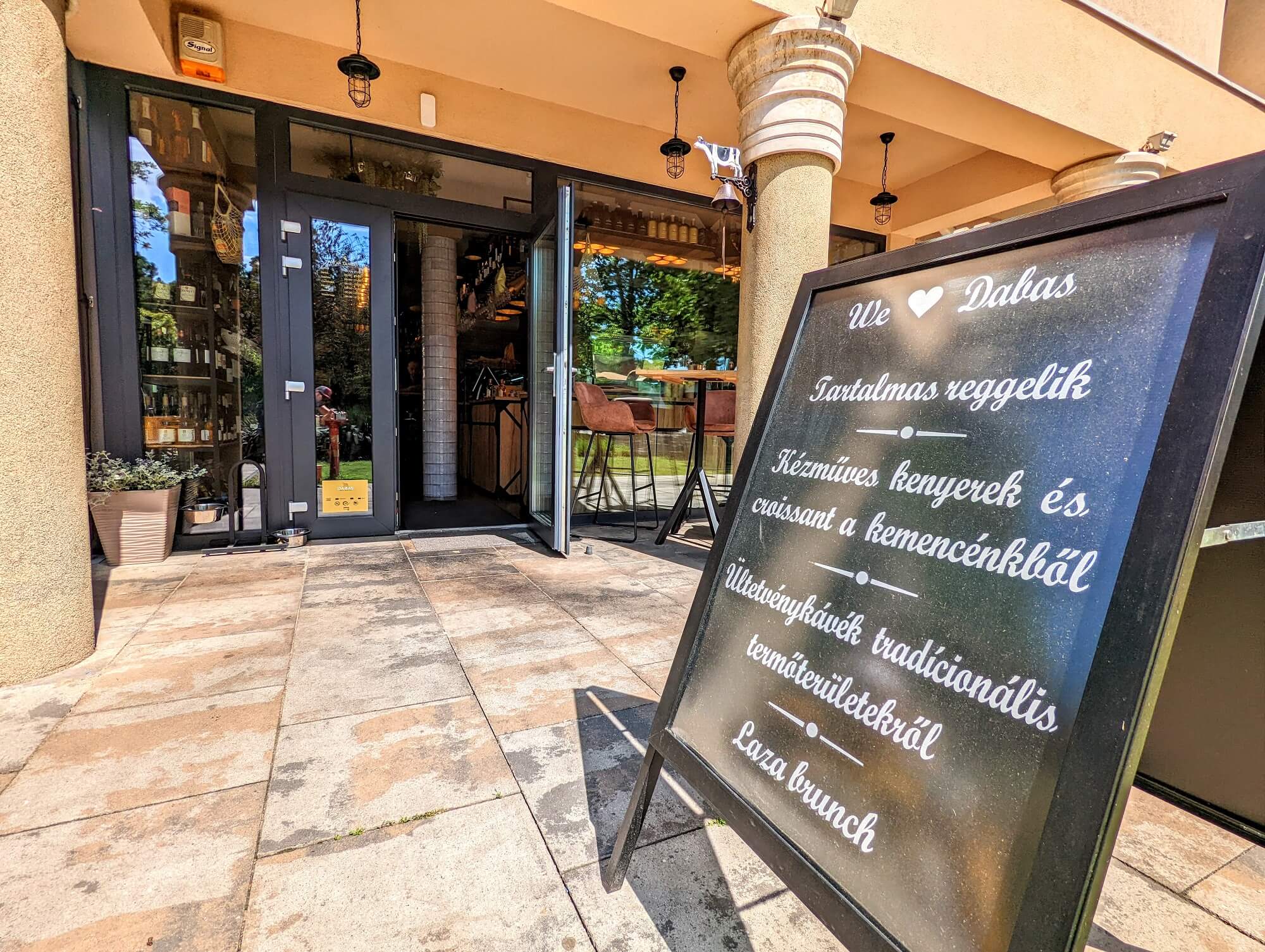 A Platán Ház bejáratánál lévő megállítótábla - Dabas Deli - az Olyanjó! fotója