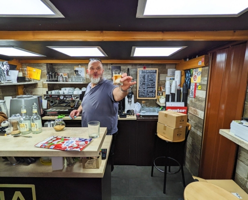 Csepregi Zoltán büszkén nyújtja át a jeges latténkat - Nano Specialty Coffee Kecskemét - az Olyanjó! fotója