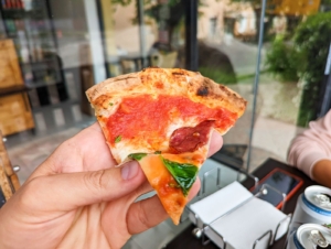 Ez a pizzaszelet a szádban olvad, nem a kezedben - Veszprémium, Veszprém - az Olyanjó! fotója