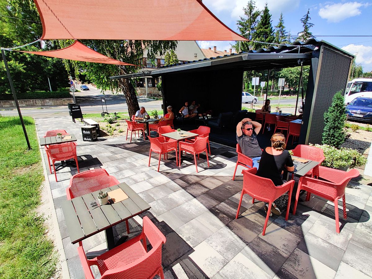 Hangulatos a terasz - R Coffee & Roastery Rétság - az Olyanjó fotója