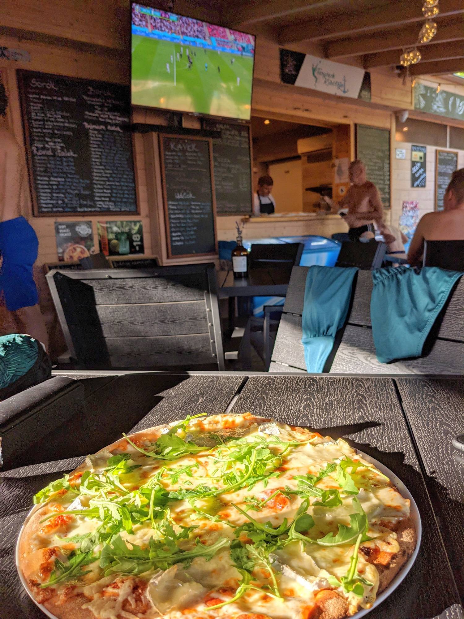 És megy a meccs egy négysajtos pizza társaságában - az Olyanjó! fotója