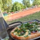 Rukkolás pizza olasz csípős szalámival és fröccsel - az Olyanjó! saját fotója